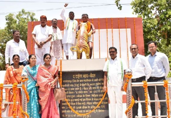 उद्योग मंत्री श्री कवासी लखमा ने  टाइगर बॉय के नाम से मशहूर चेंदरू मंडावी की प्रतिमा का अनावरण