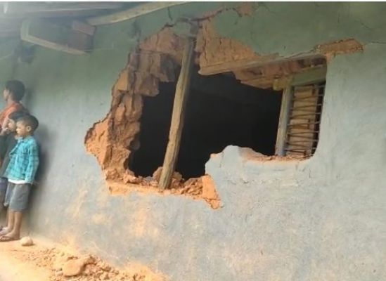 जिले में हाथियों के हमले जारी हैं ,घरों को तोड़कर नुकसान पहुंचाया,लोगों में अधिक भय और चिंता