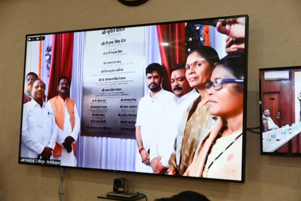 मुख्यमंत्री श्री भूपेश बघेल आज यहाँ अपने निवास कार्यालय से वीडियो कॉन्फ्रेंसिंग के जरिए अम्बिकापुर जिले के गांधी स्टेडियम ग्राउण्ड में आयोजित विभिन्न विकास कार्यों के लोकार्पण एवँ शिलान्यास कार्यक्रम में शामिल