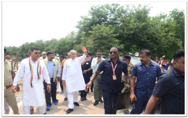 मुख्यमंत्री श्री भूपेश बघेल का मुड़ापार हेलीपेड पर स्वागत, कोरबा में विभिन्न उद्घाटन समारोह का आयोजन