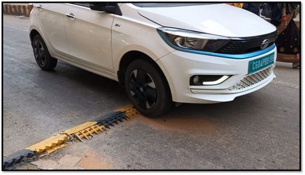 "रायपुर में नगर निगम और पुलिस ने स्पीड गाड़ियों के लिए टायर किलर लगाने का किया पहल, दो दिनों में डेढ़ दर्जन से ज्यादा गाड़ियों के टायर फट गए"