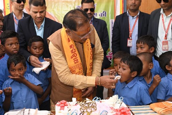 बच्चों के साथ केक काटकर जन्मदिन मनाया मुख्यमंत्री ने