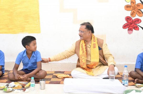 जशपुर के बगिया के बालक आश्रम शाला में बच्चों के साथ केक काटकर मुख्यमंत्री श्री विष्णुदेव साय ने मनाया जन्मदिन, बच्चों को बांटें उपहार
