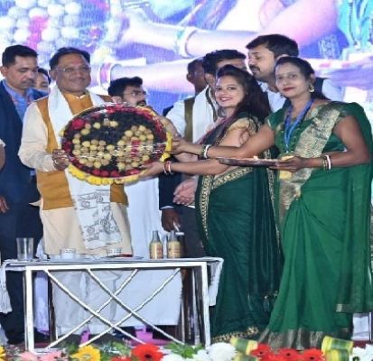 मुख्यमंत्री श्री विष्णुदेव साय को महिला स्व सहायता समूह की बहनों ने दिया जन्मदिन पर अनोखा तोहफा