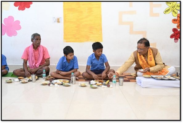 "मुख्यमंत्री श्री साय ने जन्मदिन पर बगिया के बच्चों के साथ किया न्योता भोज, अपनी थाली की मिठाई बांटी"