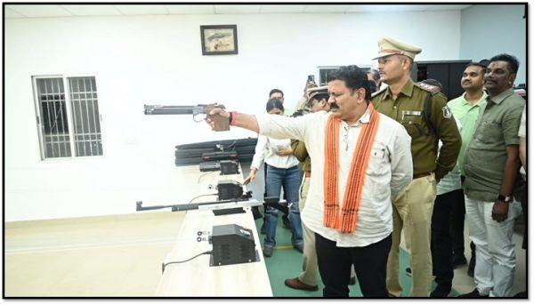 उपमुख्यमंत्री श्री विजय शर्मा ने पुलिस और प्रशासनिक अधिकारियों के लिए एकलव्य शूटिंग प्रतियोगिता का उद्घाटन किया