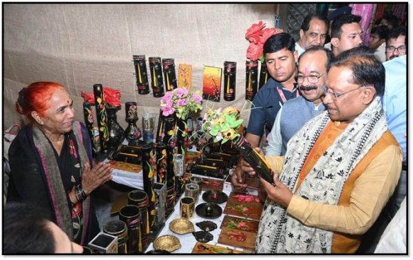 रायपुर: मुख्यमंत्री विष्णुदेव साय ने राजधानी रायपुर में 'जगार-2024: हस्तशिल्प एवं हाथकरघा' प्रदर्शनी का उद्घाटन किया