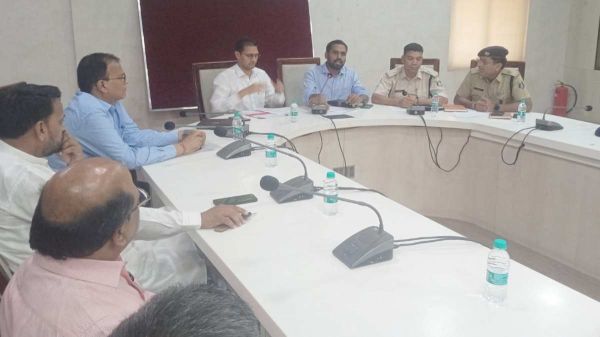 "रायपुर: कलेक्टर और पुलिस प्रशासन की अध्यक्षता में होली की तैयारियों पर चर्चा"