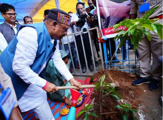एक पेड़ मां के नाम : माँ के सम्मान में रुद्राक्ष का पौधा रोपा मुख्यमंत्री श्री साय ने