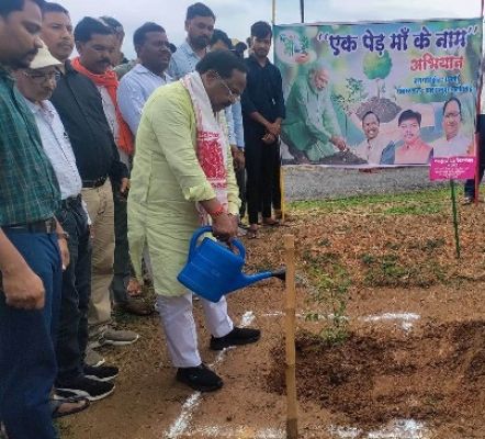  कृषि मंत्री श्री नेताम ने एक पेड़ मां के नाम अभियान के तहत किया पौधा रोपण