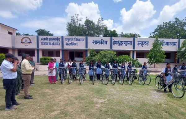 सरस्वती साइकिल योजना से बेटियों की शिक्षा की राह हुई आसान