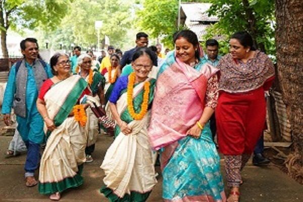 समाज कल्याण मंत्री लक्ष्मी राजवाड़े ने माना स्थित वृद्धाश्रम का निरीक्षण किया