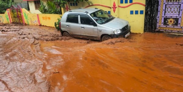 दंतेवाड़ा  में  तेज बारिश से किरंदुल में एनएमडीसी आयरन ओर प्लांट का बांध टूटा  200 घरो में घुसा पानी  