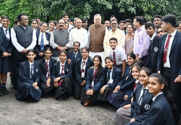  मुख्यमंत्री श्री विष्णु देव साय से रॉयल किड्स कॉन्वेंट स्कूल के विद्यार्थियों ने विधानसभा में की मुलाकात