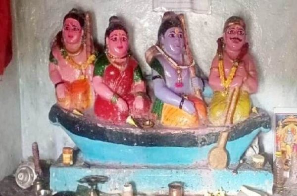 श्रीराम-लक्ष्मण और माता सीता को गंगा पार कराते निषाद राज