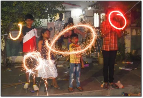 "दीपावली पर पटाखों का उपयोग करते समय आंखों का ध्यान रखें: सुरक्षितता के उपाय"