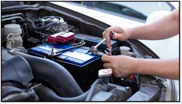 "कार की बैटरी की उम्र बढ़ाने के टिप्स: बैटरी की देखभाल और बदलने का सही समय"