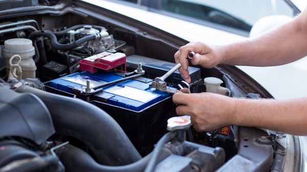 कार की बैटरी कैसे बदलें: आसान चरणों में जानें सही तरीका