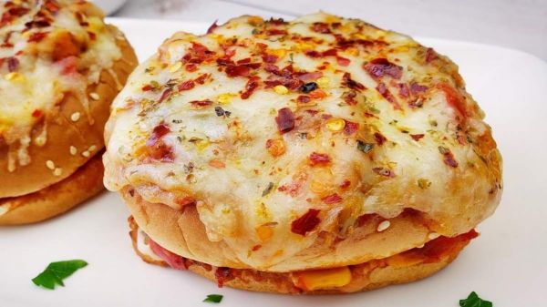 बर्गर पिज़्ज़ा: बर्गर और पिज़्ज़ा का एक साथ मजेदार मिश्रण