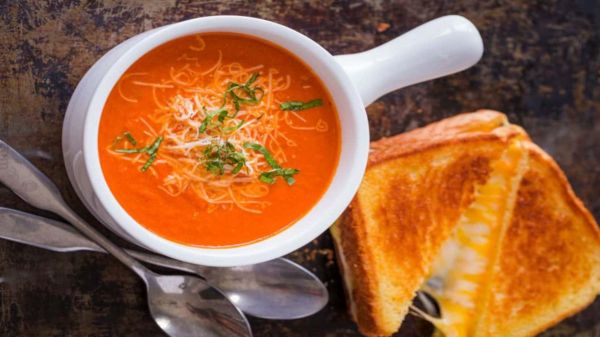 टमाटर सूप की रेसिपी: स्वाद और सेहत का अनूठा संगम
