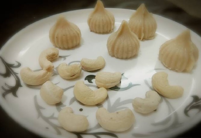  बिना स्टीम किए काजू का मोदक (Kaju Modak Recipe In Hindi) कैसे बनाएं 