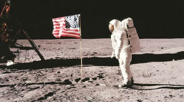 अंतर्राष्ट्रीय चाँद दिवस: 54 साल पहले आज ही के दिन नील आर्मस्ट्रांग ने चाँद पर रखा था पहला कदम, इसकी पूरी कहानी जानिए।