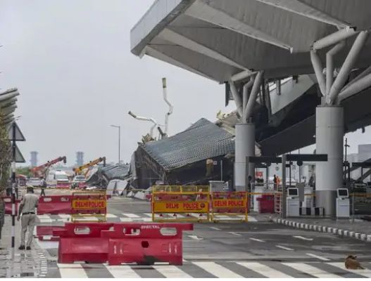दिल्ली के IGI एयरपोर्ट पर बड़ा हादसा, टर्म‍िनल-1 की छत का हिस्सा गिरा 1 की मौत और कुछ लोगो की घायल होने की खबर है 