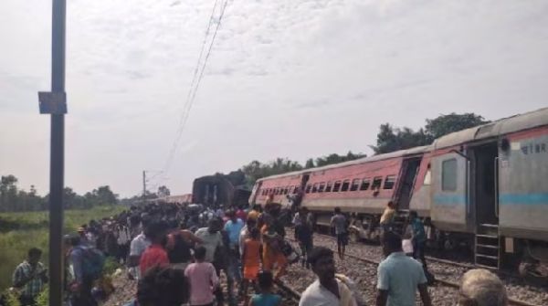 चंडीगढ़-डिब्रूगढ़ एक्सप्रेस के कई डिब्बे पटरी से उतरे : गोंडा से 30 किलोमीटर की दूरी पर झिलाही रेलवे स्टेशन की घटना 